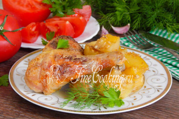 Курица с картошкой в сметане, приготовленная в духовке, хороша со свежими овощами и зеленью