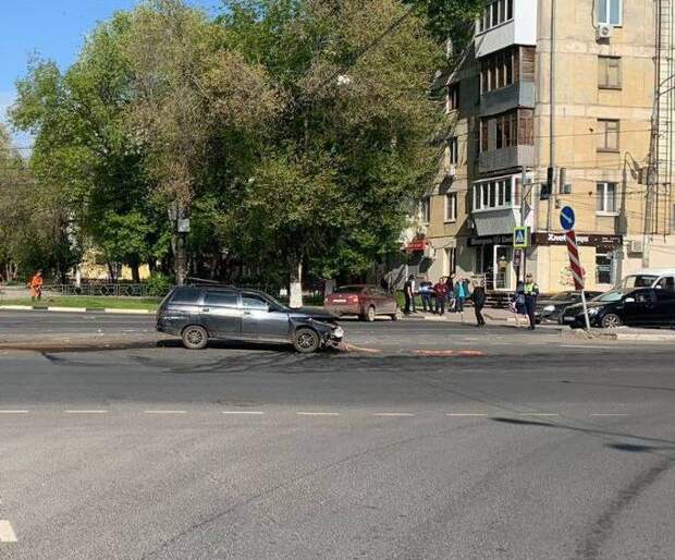 В Самаре на перекрестке Гагарина и Авроры столкнулись два легковых автомобиля