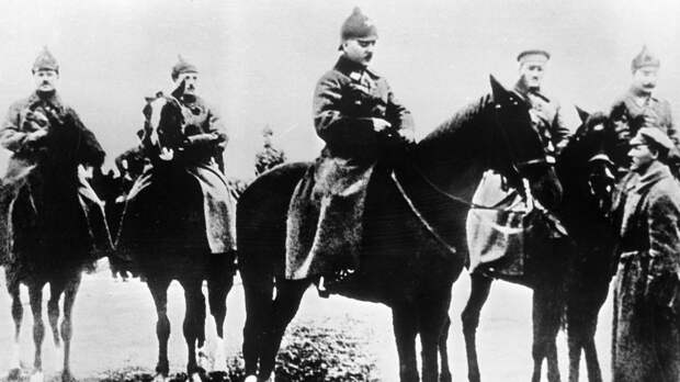 Группа командиров Первой Конной армии (слева направо): начальник штаба Николай Щёлоков, адъютант Георгий Лецкий, член РВС армии Климент Ворошилов, Михаил Левандовский, командарм Семён Будённый. Фото: © РИА Новости