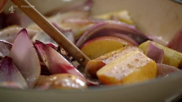 Сладкая запеканка с колбасками и яблоками