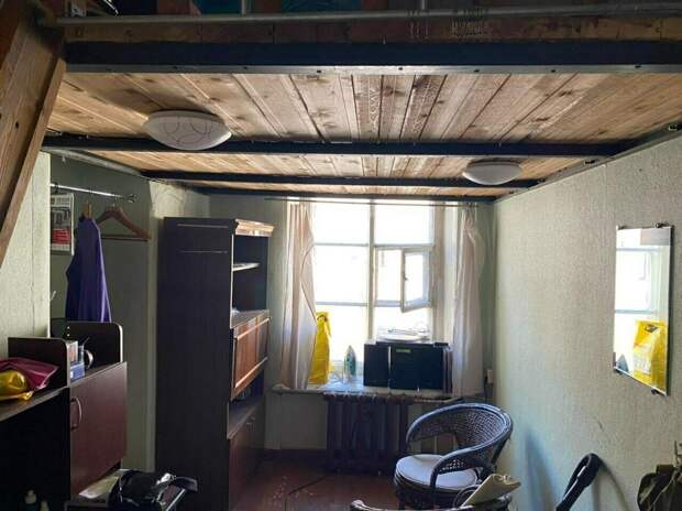 Умельцы превратили «чахлую» крохотную комнату 10 м² в коммуналке в квартиру с кухней и спальней: фото до и после