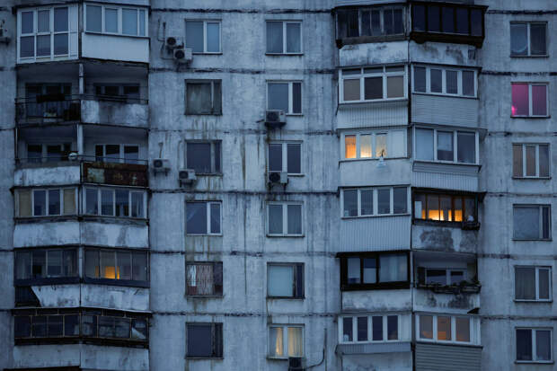 «Говно течет прямо из окон». Жители крупного района Киева бунтуют из-за коммунального коллапса. Им предлагают рыть выгребные ямы