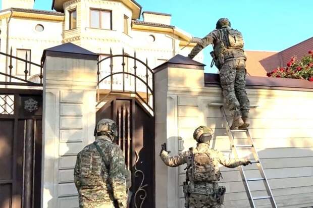 ФСБ нашло во дворцах чиновников и силовиков КЧР золотые пистолеты и айфоны