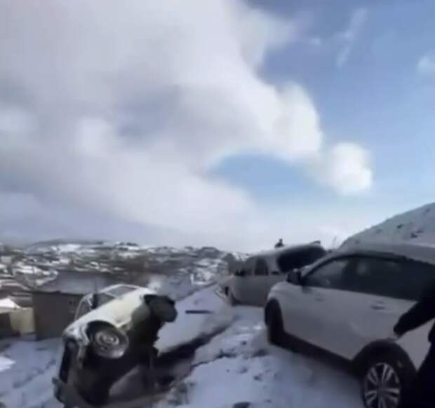 В Дагестане автомобили "паровозиком" съехали по ледяной дороге и это попало на видео