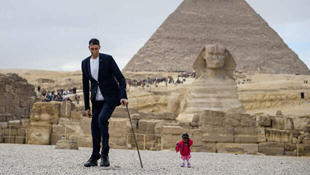 Самый высокий человек в мире Султан Косен в Гизе и самая низкорослая женщина Джиоти Амге в Гизе, Египет