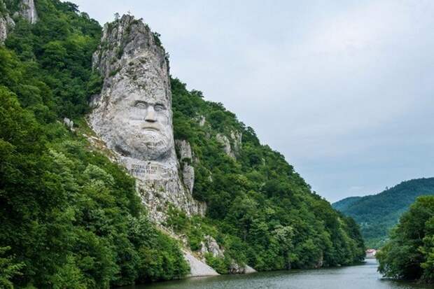 Скальная скульптура Децебала.