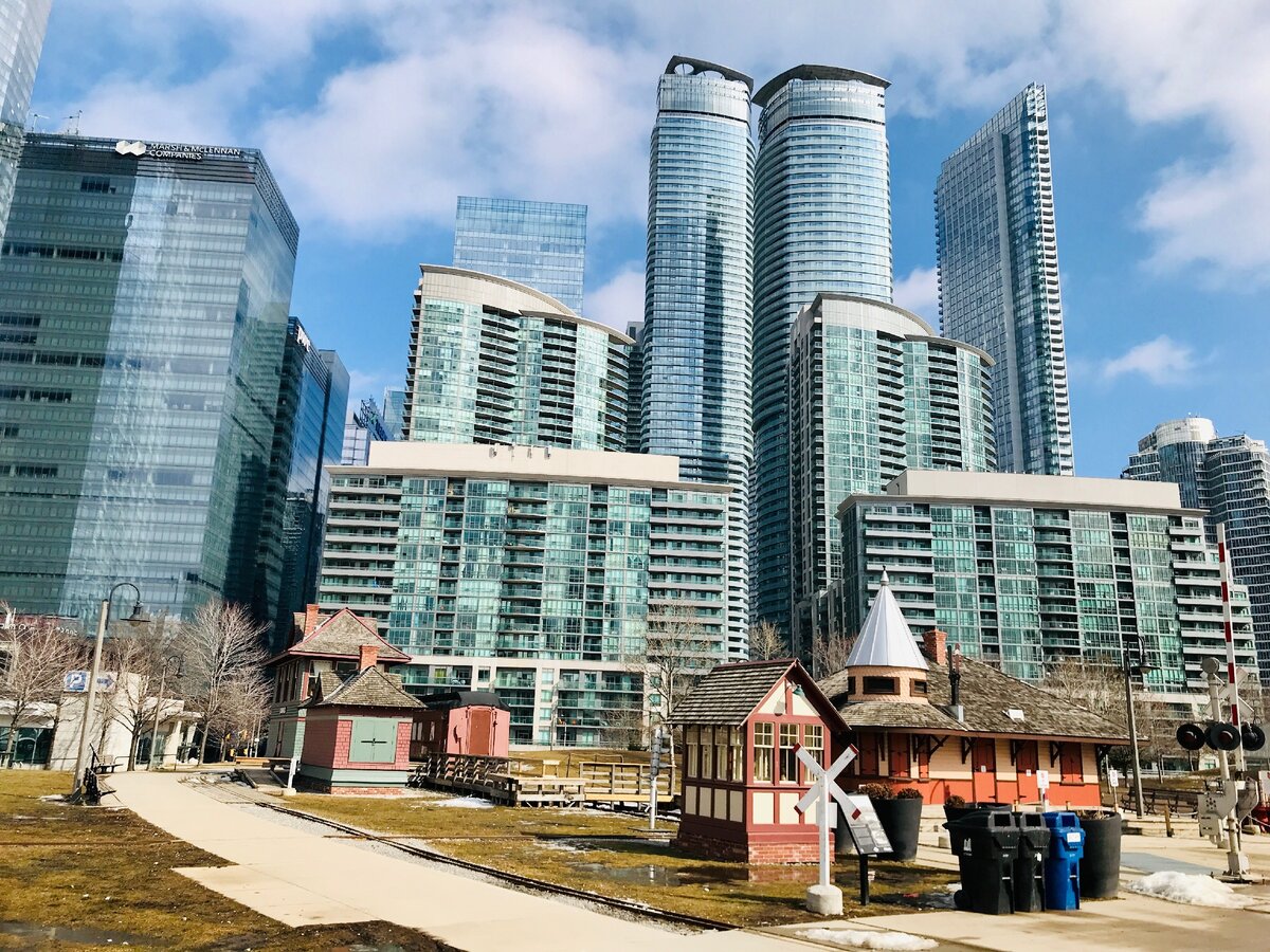 Вот если бы из пригорода можно было доехать на поезде до города за пару минут - тогда другое дело. На фото: ЖД станция в центре Торонто. До небоскребов - рукой подать.