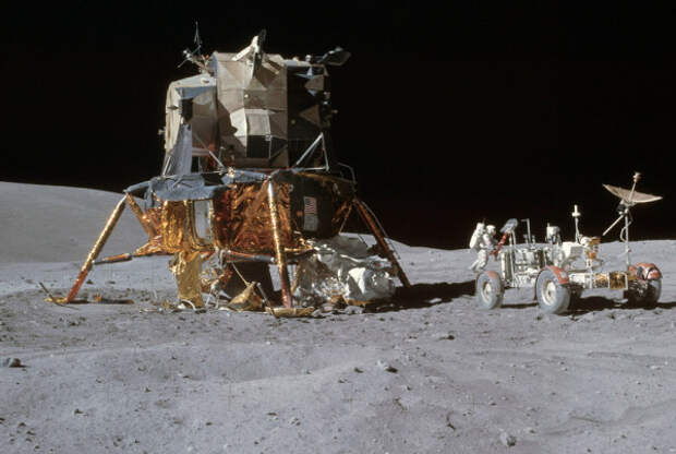 Аппарат американского космического корабля «Аполлон-16» совершил посадку на поверхность Луны