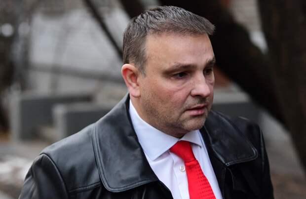 «Упал в обморок». «Звездному» адвокату огласили приговор по резонансному делу. В числе фигурантов — бывшие сотрудники ФСБ и СК