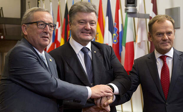 Президент Еврокомиссии Жан-Клод Юнкер, председатель Европейского совета Дональд Туск и президент Украины Петр Порошенко перед встречей в штаб-квартире Евросоюза в Брюсселе