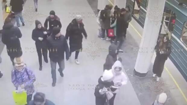 Мужчина ударил пассажира метро ногой в голову в Москве