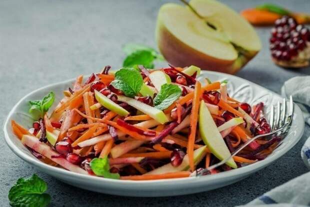 Витаминный салат из свеклы, яблок и моркови