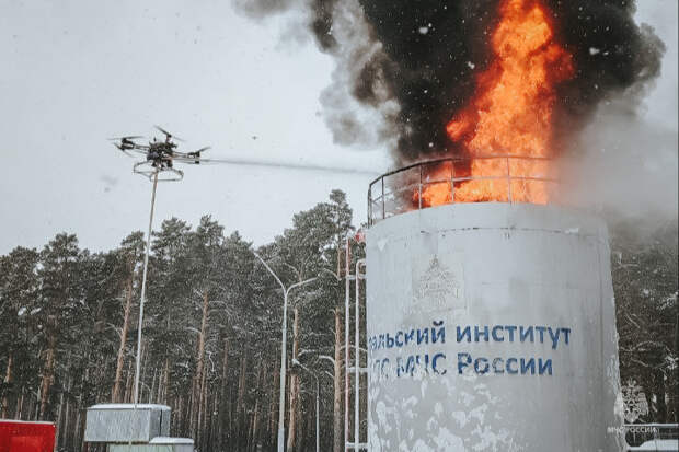 Огнеборцы и обучающиеся Уральского института МЧС России тренировались ликвидировать условные пожары