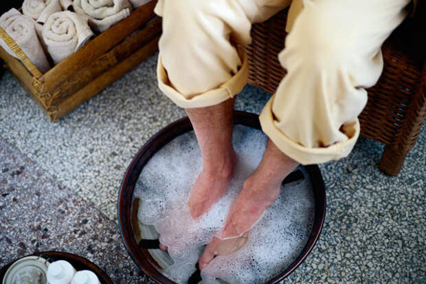 Как при помощи ванночек для ног избавиться от неприятного запаха