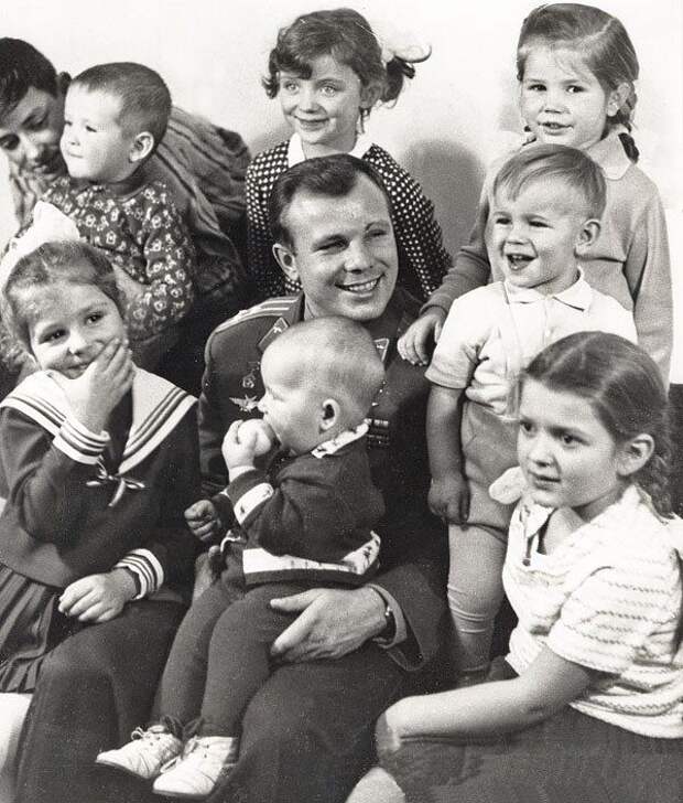 Гагарин с семьей фото. Дети Юрия Гагарина. Гагарин с семьей. Гагарин семья дети.