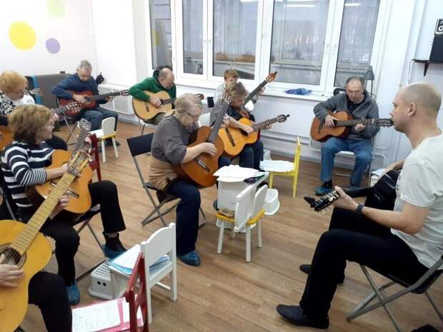 Уроки игры на гитаре. Фото: ГБУ ТЦСО "Кузьминки"