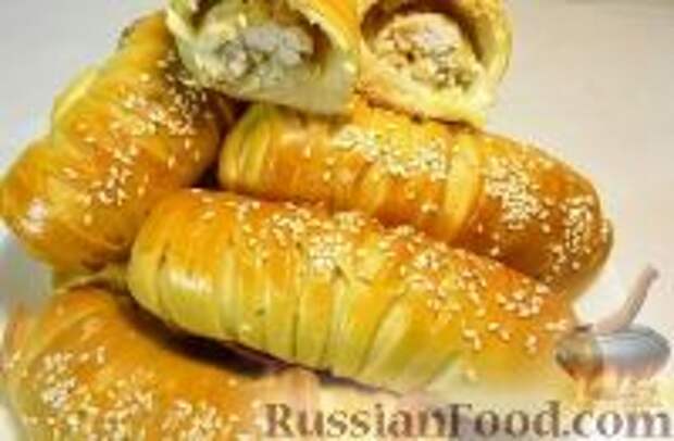 Фото к рецепту: Булочки с курицей и сыром