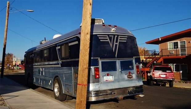 27. Доживший до наших дней гастрольный автобус группы Van Halen из 80-х гастроли, транспорт