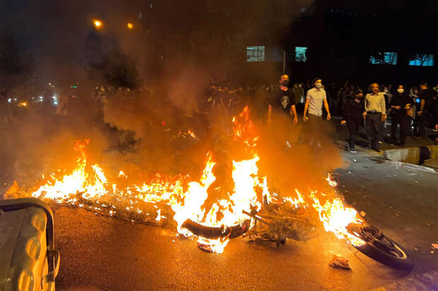 Арагчи: протестами воспользовались террористы, открывшие огонь по силовикам