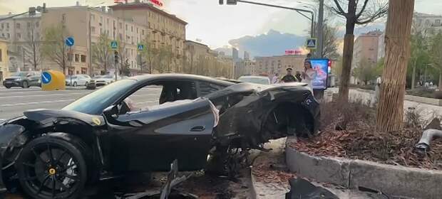 Популярный рэпер Navai попал в жесткое ДПТ на своей Ferrari без номеров в Москве. Исполнитель не стал дожидаться полицейских, переоделся и ушёл. https...