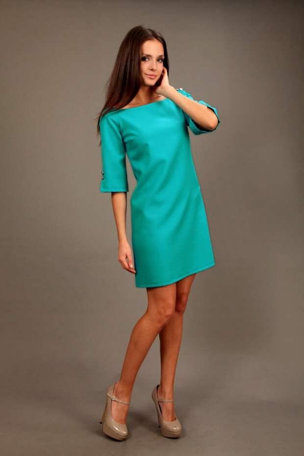Зеленое прямое платье в гардеробе женщины 30 лет