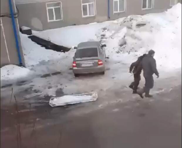 Руководство больницы объяснило волочение тела умершего по земле