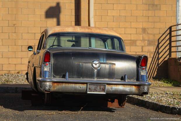 Брошенный Buick Special 1956 года со снятыми колесами.  нью-йорк, олдтаймер, ретро автомобили