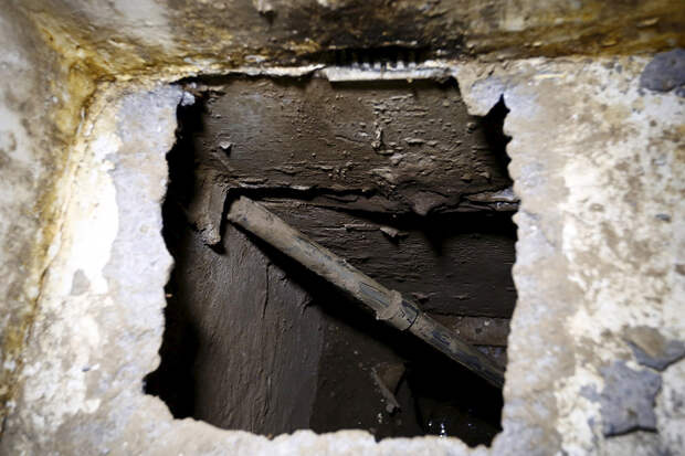 В полу душевой “кабины” находится лаз в подземный тоннель