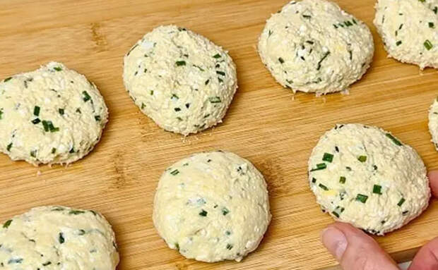 Добавили в творог натертые яйца. Результат вас поразит: почти пирожки, но без возни с начинкой