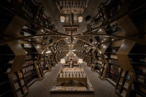 Интерьер книжного магазина в Шанхае