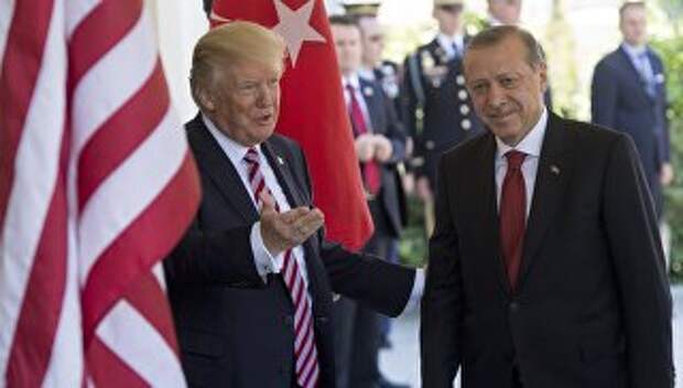 Президент США Дональд Трамп приветствует президента Турции Реджепа Тайипа Эрдогана в Вашингтоне. 16 мая 2017 года