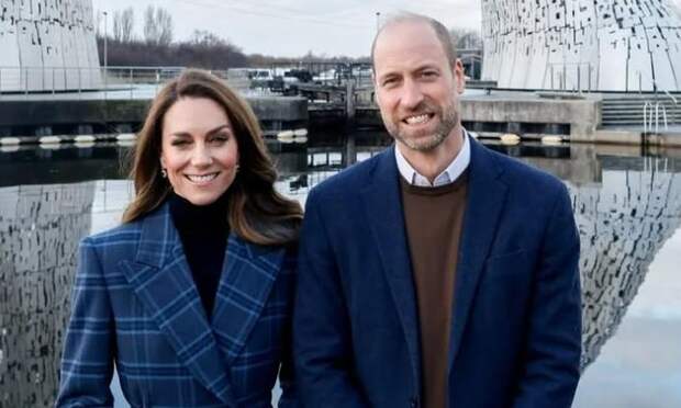 Королевский синий: Кейт Миддлтон и принц Уильям показали новые фото из поездки в Шотландию