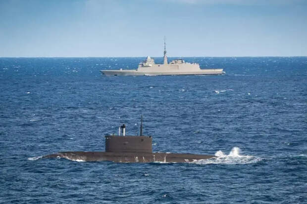 Единственная в Средиземном море российская ДЭПЛ «Новороссийск» покинула Тартус и ушла в сторону Балтики