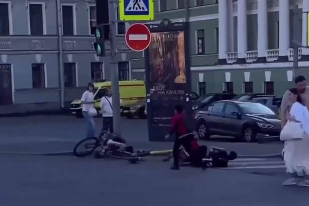 Четверо детей на угнанном самокате сбили велосипедиста в центре Петербурга