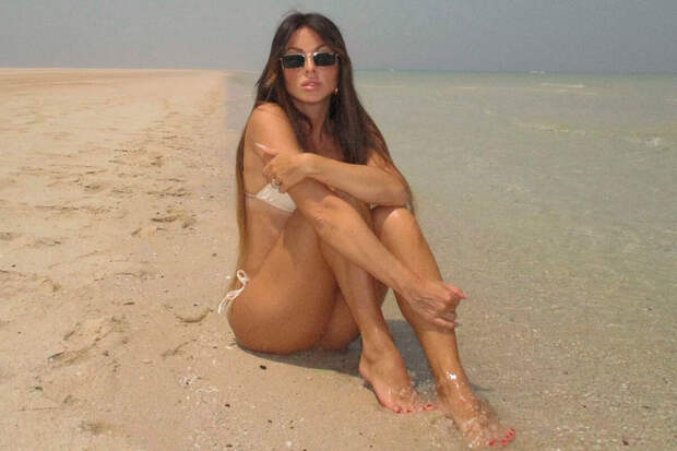 Певица Нюша снялась в бикини на пляже
