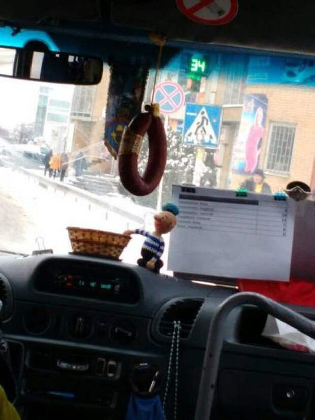 Освежитель воздуха «Колбасонька». | Фото: NovostiUA.org. Освежитель воздуха «Колбасонька». | Фото: NovostiUA.org.