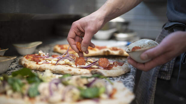 Суд отказал москвичу в бесплатной пицце на 100 лет за татуировку с логотипом