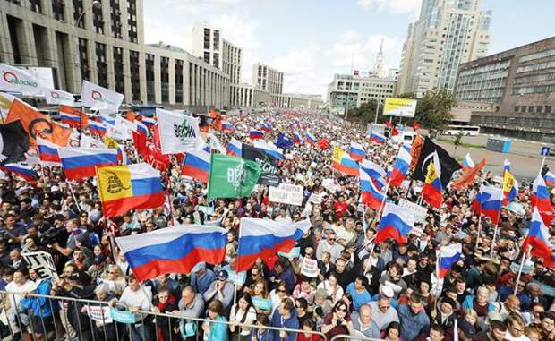 На фото: участники акции в поддержку независимых кандидатов в Московскую городскую думу на проспекте Сахарова в Москве. Архивное фото