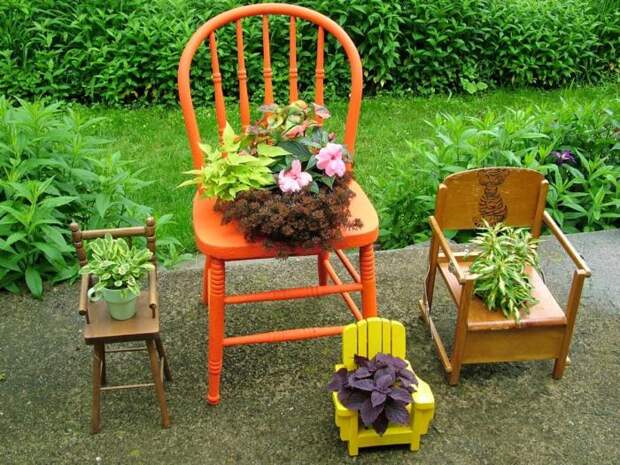 Старые стулья можно использовать как подставки для цветочных горшков.