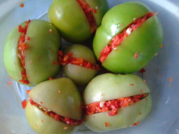 Мои любимые зелёные квашеные помидоры с острой начинкой на дрожжевой закваске.