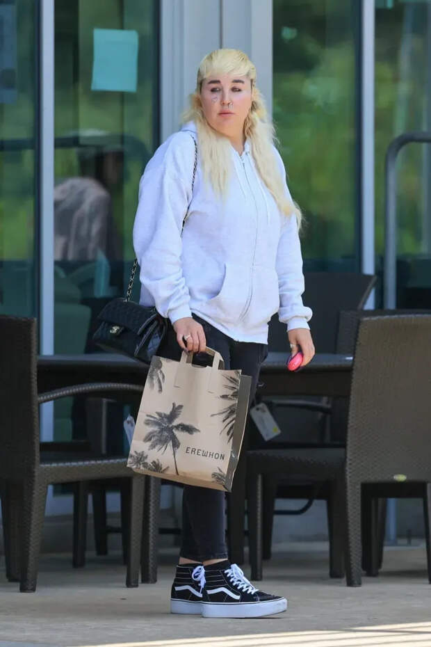 Аманду Байнс засняли во время прогулки в Калифорнии