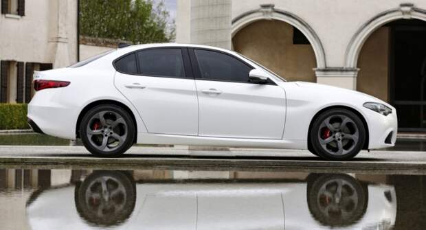 В России доступен эксклюзивный Hongqi H5 первого поколения