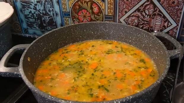 Даже без мяса может получиться очень наваристое и вкусное первое блюдо. Бюджетный овощной суп с яйцами под красноречивым названием «Неделя до зарплаты» тому доказательство.-4