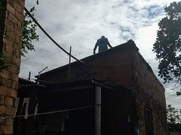 Доброе сердце и золотые руки: парень бесплатно ремонтирует крыши нуждающимся семьям
