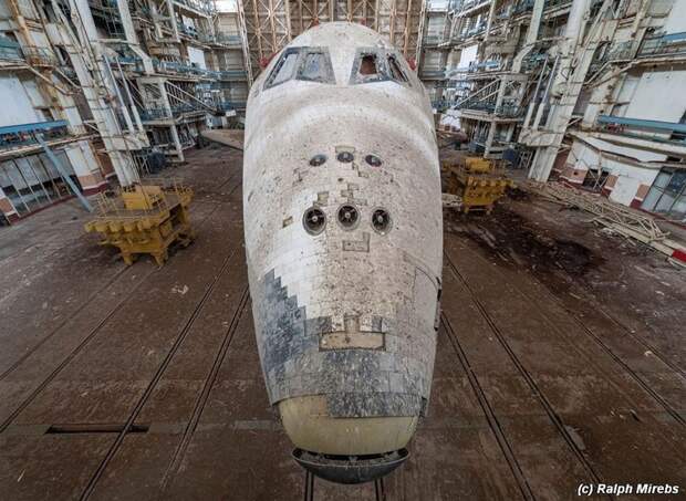 Путешествуя по Казахстану, фотограф наткнулся на заброшенный ангар для космических кораблей байконур, казахстан, космические корабли, космос, музей, фото, фотопрогулка