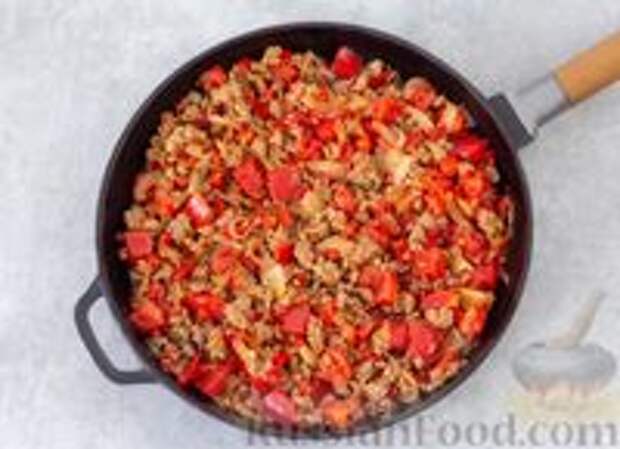 Фото приготовления рецепта: Шакшука с мясным фаршем - шаг №7