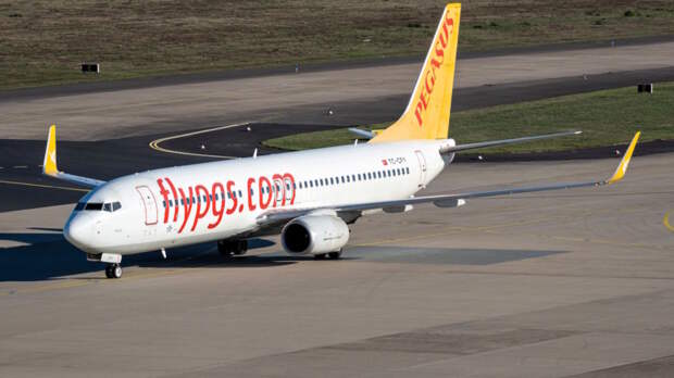 В Турции оштрафовали пассажиров самолета, вставших с мест раньше времени