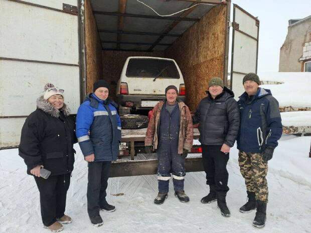 Ветераны пограничных войск Заинска передали в зону СВО автомобиль
