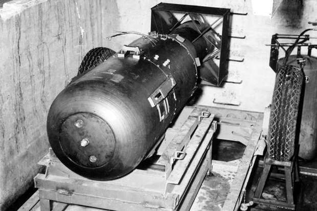 Атомная бомба Little Boy перед загрузкой в бомбовый отсек самолета B-29 Enola Gay.