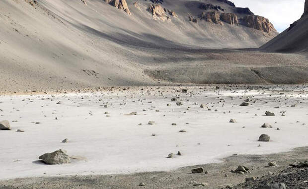 Пруд Дон Хуан Антарктида Воды пруда Дон Хуан на 44% состоят из физиологического раствора. Глубина водоема всего 10 сантиметров, а причины гипер-солености ученые не могут понять до сих пор. Его случайно обнаружил геолог Джей Диксон, который затем потратил годы на изучение пруда. 